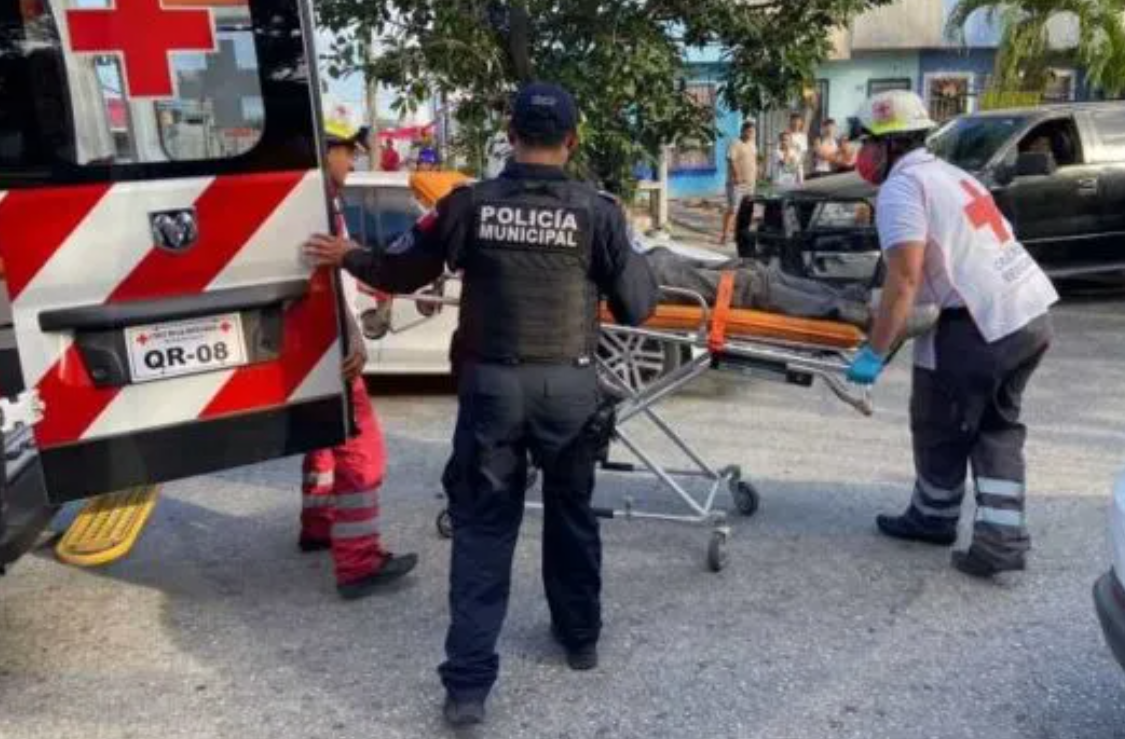 Vecinos le mochan los dedos de una mano a un ladrón, en Cancún.