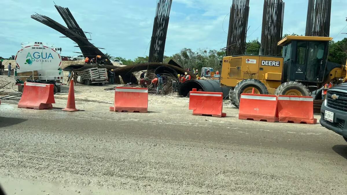 Cae parte de un puente del Tren Maya en Chetumal y aplasta a un vehículo